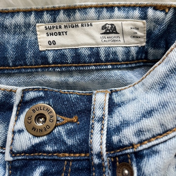 Bullhead Denim Co. Frayed High-Waisted Light Wash Jean Shorts Size 00 - Picture 11 of 15